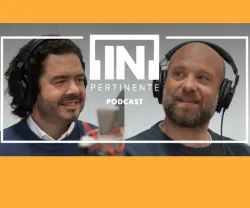 Dois homens com auscultadores, a falar para um microfone, com o texto "[IN]PERTINENTE PODCAST".