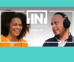 Ana Sofia Martins e José Santana Pereira a rir, lado a lado, de headphones. Texto "[IN]PERTINENTE PODCAST". Fundo claro.a dupla de política do [IN]Pertinente podcast