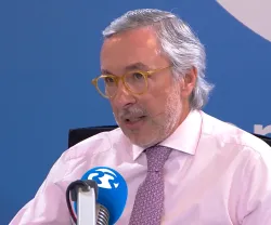 O ex-deputado António Lobo Xavier sentado, a ser entrevistado no estúdio da rádio Renascença.