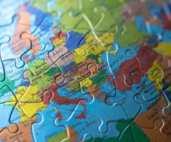 Puzzle de um globo que mostra várias regiões da Europa.