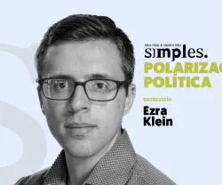 Retrato de Ezra Klein com o texto "POLARIZAÇÃO POLÍTICA" e "ENTREVISTA" em destaque.