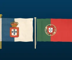 Duas bandeiras de Portugal, lado a lado. A republicana mantém o escudo real.