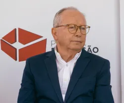 O ex-ministro da Saúde António Correia de Campos. Atrás, o logo da Praça da Fundação.