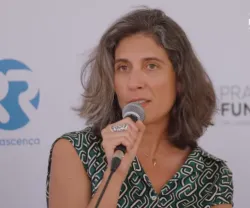 Joana Rato fala ao microfone, com logotipo "Renascença" ao fundo.