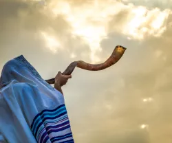 Imagem de uma israelita em oração sob um céu de trovoada