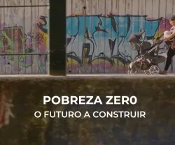 Uma mulher a empurrar um carrinho de gémeos e com um bebé ao colo. Texto "Pobreza Zero, O Futuro a Construir".