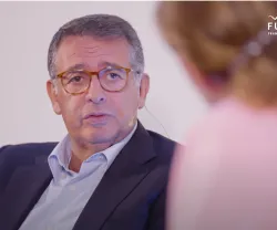 Imagem de António José Seguro, de óculos, vestido com um fato escuro e camisa azul. Logotipo "Fundação" no canto superior.
