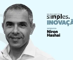 Retrato de Niron Hashai com o texto "INOVAÇÃO. ENTREVISTA". Fundo azul.