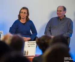 Três pessoas sentadas em cadeiras falam sobre o livro "Portugal na Idade do Gelo".