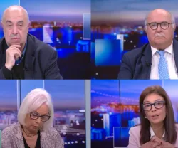Quatro pessoas a debater a democracia num estúdio de televisão.