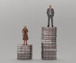 Figuras em cima de pilhas de moedas, homem em cima da pilha maior e mulher na menor.