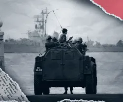 Soldados num veículo militar com o número «ME-18-99», durante a Revolução dos Cravos. Ao fundo, um navio. Ambiente cinza. ©Alfredo Cunha, SPA 2024