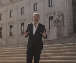 O jornalista Carlos Daniel a descer a escadaria da Assembleia da República.