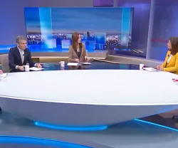 Quatro oradores sentados à volta de uma mesa num estúdio de televisão.