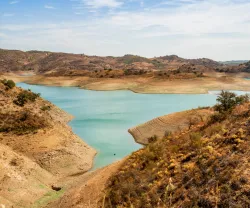 Imagem da barragem de Odeleite, no Algarve