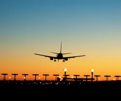 Imagem de um avião a aterrar numa pista de aeroporto