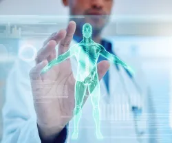 Fotografia de um homem em frente a um ecrã digital com a imagem do corpo humano