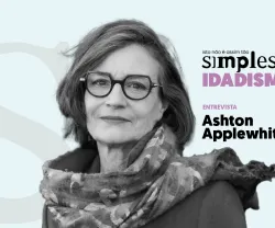 Retrato a preto e branco de Ashton Applewhite, sobre um fundo azul claro, com o texto "Isto não é assim tão simples. Idadismo. Entrevista"