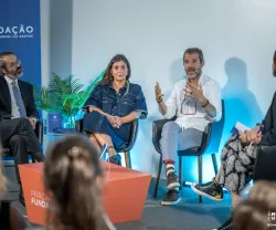 Quatro pessoas a ddebater durante uma apresentação de um livro. Texto "FUNDAÇÃO FRANCISCO MANUEL DOS SANTOS".