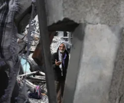 Imagem de um palestiniano nos escombros da sua casa em Rafah, Faixa de Gaza. Crédito Shutterstock.