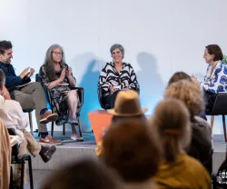 O sociólogo Nuno Dias, Maria dos Anjos Catapirra, a jornalista Filipa Melo e a socióloga Ana Paula Gil a bater palmas, em palco.