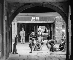 Imagem da vida na cidade do Porto sob os arcos dos edifícios, 1984. Crédito: Nuno Félix da Costa.