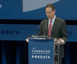 O demógrafo David Bloom a discursar num púlpito com o logotipo da Fundação e da Pordata.