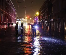 Imagem de bombeiros e drenar as ruas alagadas em Alcântara, Lisboa, em dezembro de 2022. Crédito:António Pedro Santos/Lusa