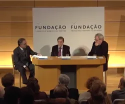 Vasco Graça Moura, António Barreto e António Araújo sentados, em palco. Atrás, um painel com o logotipo da Fundação.