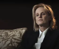 Imagem da romancista, ensaísta e poeta Siri Hustvedt na entrevista «O valor da liberdade»