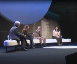 O politólogo Andrew Chadwick sentado num sofá branco, à conversa com duas senhoras e um homem. Fundo escuro, com o logotipo da Fundação.