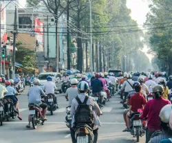 Imagem de uma rua de cidade asiática, com grande concentração de motos. Crédito: Lan Yao, Canva 