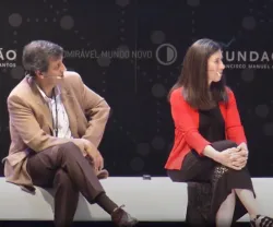 Ellen Jorgensen e o professor Pedro Lima sentados num banco branco. Texto: Admirável Mundo Novo" e logotipo da Fundação ao fundo.