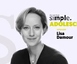 Retrato a preto e branco de Lisa Damour sobre um fundo rosa claro, com o texto "It's not that simple. Adolescence interview".