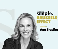 Retrato a preto e branco da professora de Direito Anu Bradford, sobre um fundo azul, com o título: "It's not that simple. Brussels Effect. INTERVIEW".