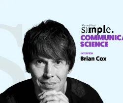Retrato a preto e branco de Brian Cox, sobre um fundo azul, com o texto "Comunicar Ciência não é assim tão simples".