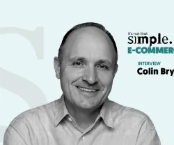 Colin Bryar sobre um fundo azul claro. Texto: "E-COMMERCE. Entrevista."