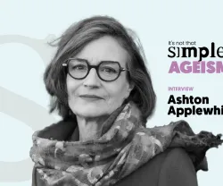 Retrato a preto e branco de Ashton Applewhite, sobre um fundo azul claro, com o texto "It's not that simple. Ageism. Interview."