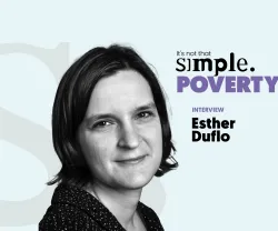 Retrato a preto e branco de Esther Duflo, prémio nobel de Economia, sobre um fundo azul claro e com o texto: "It's not that simple. Poverty. Interview Esther Duflo".