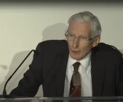 Martin Rees a falar em cima de um púlpito em Lisboa.