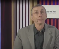 Svante Pääbo a discursar num evento da Fundação. Ao fundo, o logotipo da Fundação.