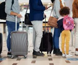 Imagem de pessoas na fila de um aeroporto. Crédito: Shutterstock