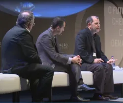 O economista Tyler Cowen a discursar, sentado num sofá branco, ao lado de dois homens. Fundo cinzento, com o logotipo da Fundação e com o texto: "O futuro chegou cedo demais?".