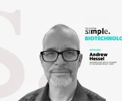 Retrato a preto e branco de Andrew Hessel, com o texto ""It's not that simple. BIOTECHNOLOGY".