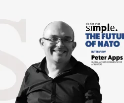 Retrato a preto e branco de Peter Apps, comentador de política internacional na Reuters, sobre um fundo cinzento, com o texto "It's not that simple. The future of NATO.".