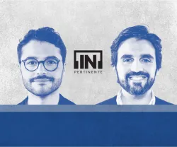 Dois homens sorridentes num fundo azul, com o texto "INPERTINENTE" ao centro.