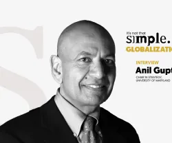 Retrato a preto e branco de Anil Gupta, sobre um fundo cinzento, com o texto: "It's not that simple. GLOBALIZATION". Entrevista".