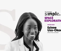 Retrato a preto e branco da cientista Ezinne Uzo-Okoro a sorrir, sobre um fondo cinzento, com o texto "SPACE EXPLORATION. Ezinne Uzo-Okoro interview.