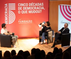 Imagem de Tomás Magalhães, Alda Azevedo e Pedro Góis durante o debate «E depois da revolução: população e famílias»