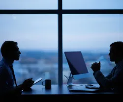 Duas pessoas a trabalhar num escritório. Crédito: Canva